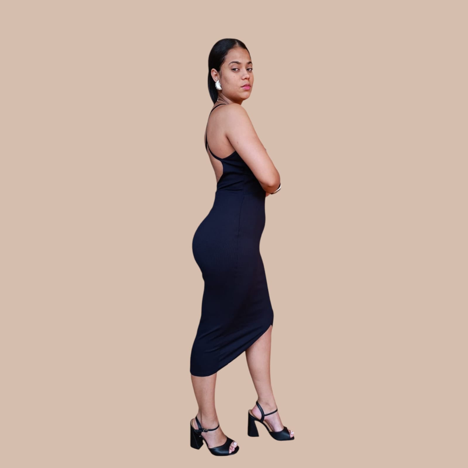 VESTIDO MID PRETO COM DETALHE EM ARGOLA