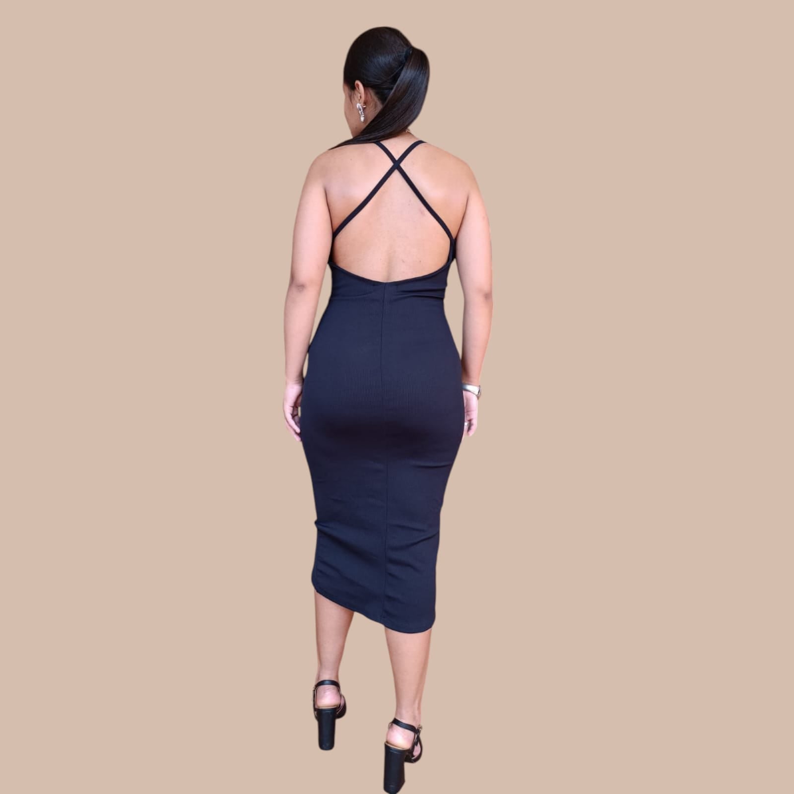 VESTIDO MID PRETO COM DETALHE EM ARGOLA