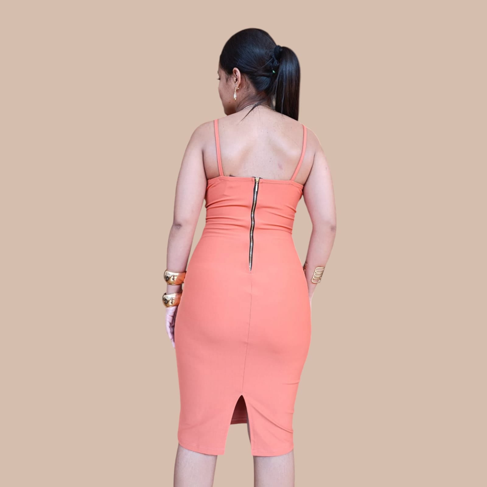 VESTIDO ABERTO NA FRENTE COM DUAS ARGOLAS GRAMPO
