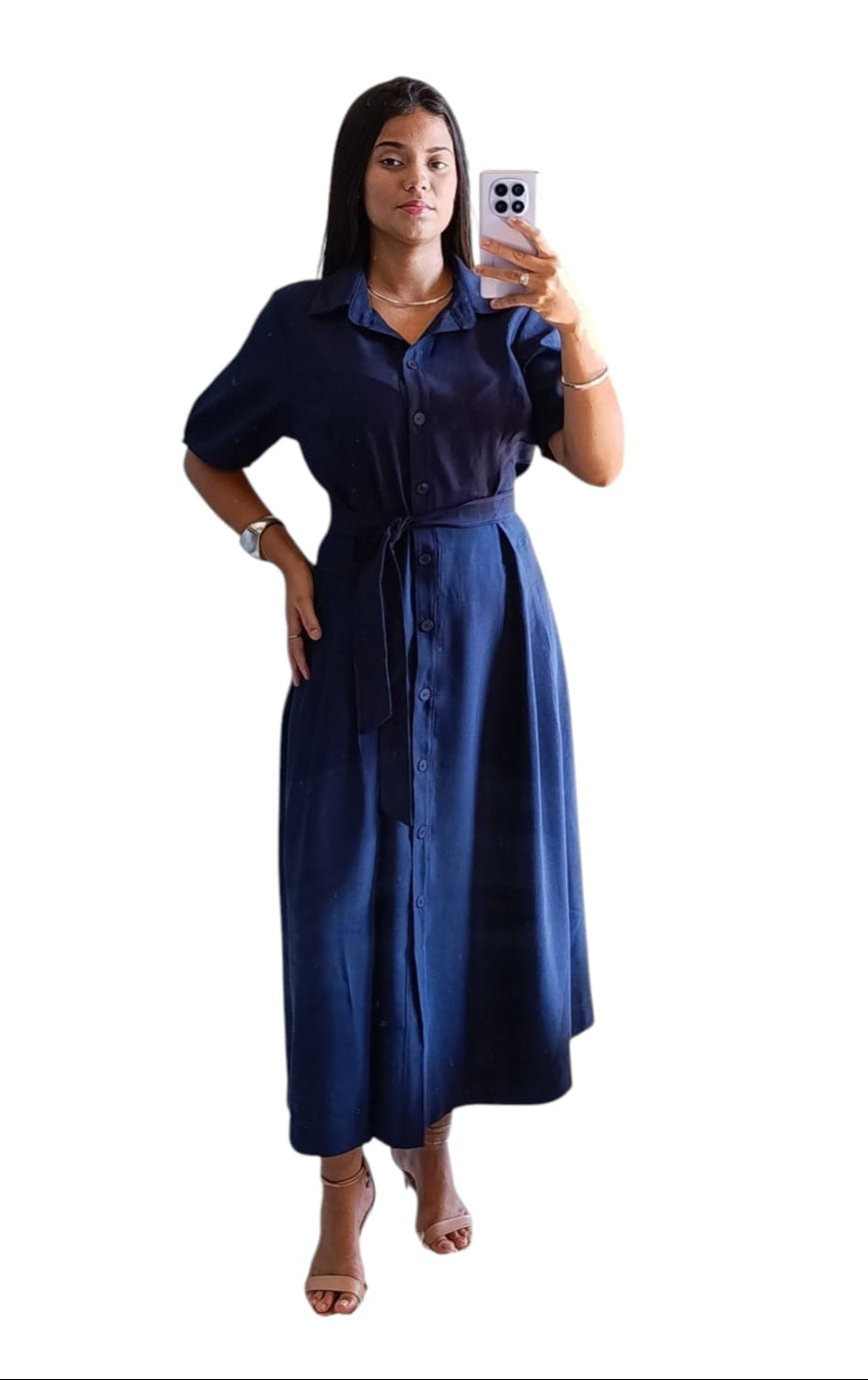 Vestido midi chemise azul-marinho em viscose com botões frontais e faixa na cintura