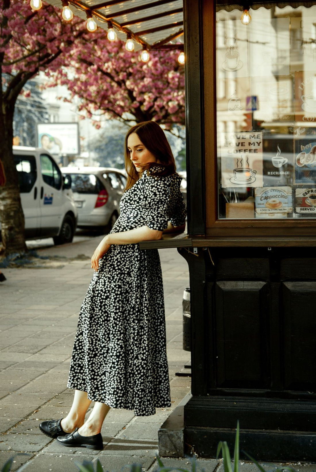 Mulher usando vestido midi elegante como convidada de casamento