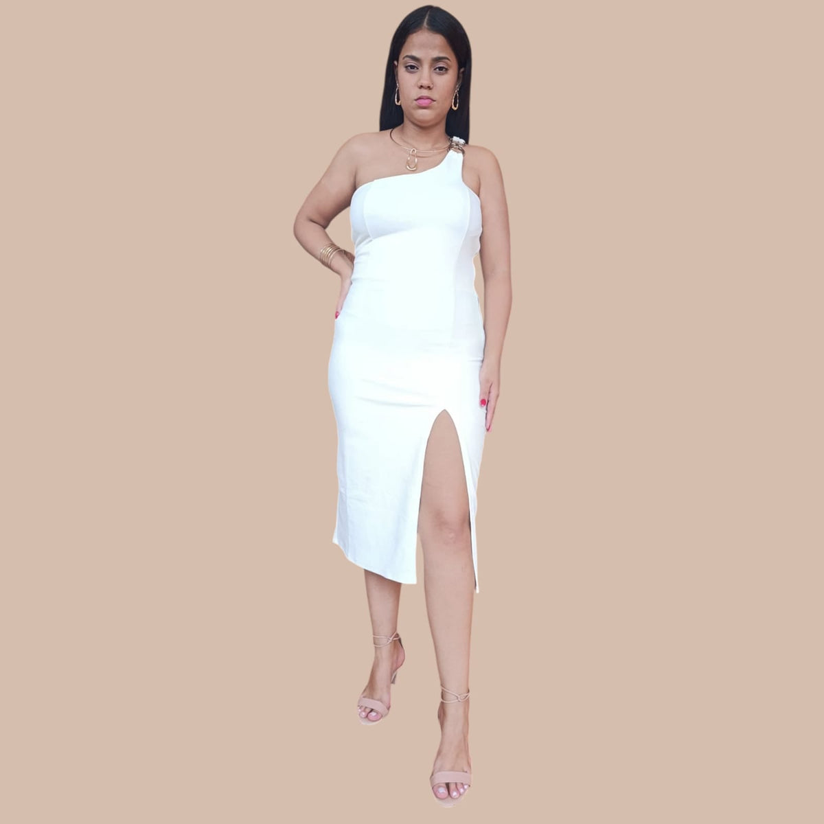 Vestido midi off white com fenda lateral e alça única da Ellas Moda