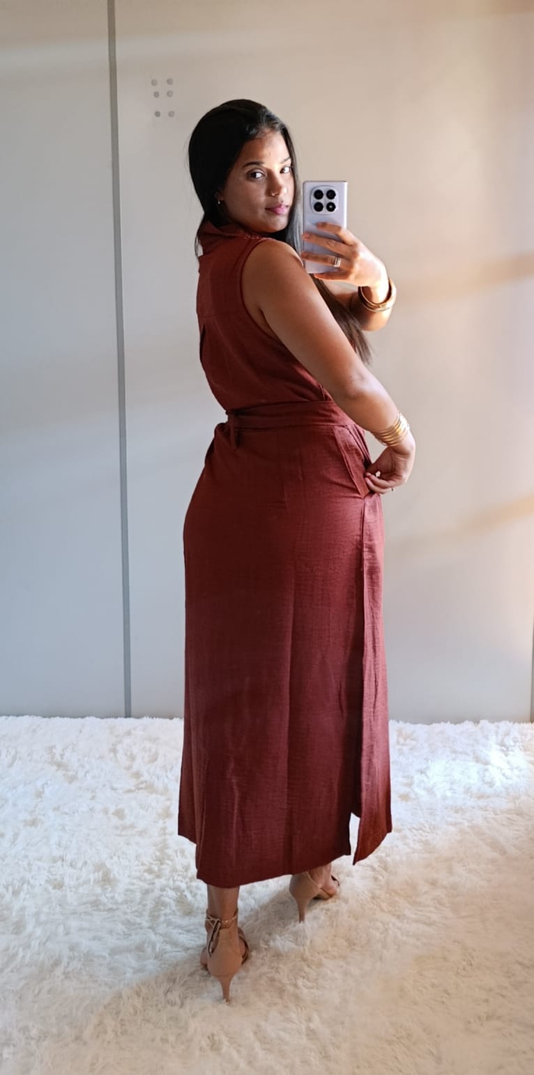 Vestido Midi Terracota Elegante com Faixa