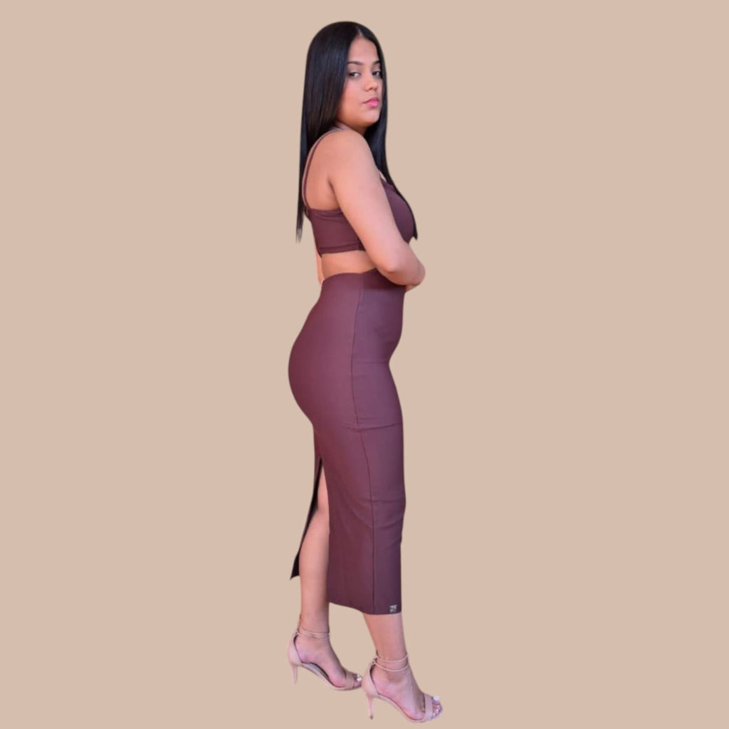 Vestido Midi Marrom com Fenda – Elegância e Estilo