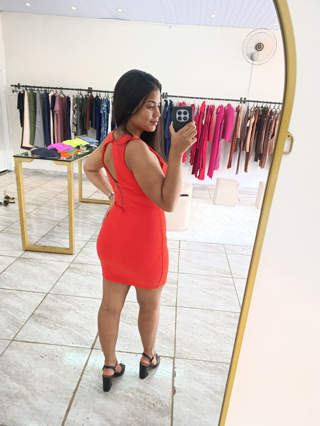 Vestido Laranja Néon – Brilho, Estilo e Conforto