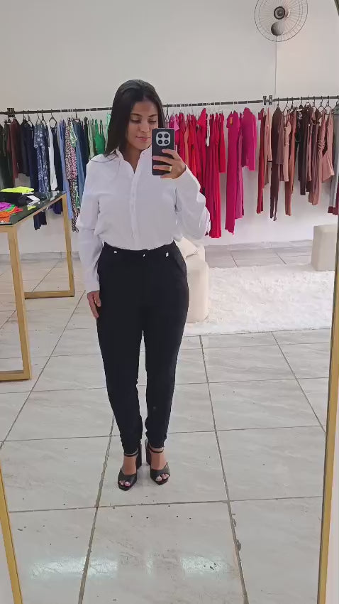 Calça Zíper e Botão de Pressão na Frente